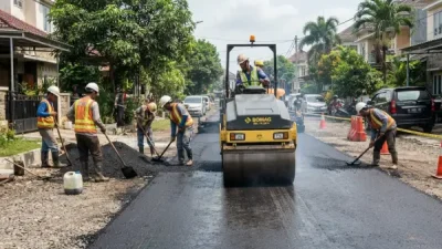 Jasa Pengaspalan Sumedang saat mengaspal area jalan perumahan.